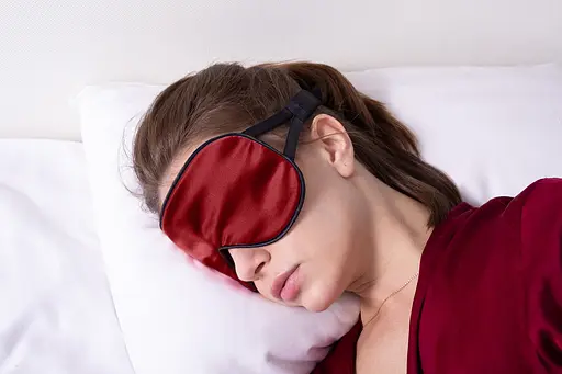 Маска для сну шовкова Чумацький Шлях з нековзкою резинкою в Подарунковій упаковці Бордовий (1093-02r) - фото 11