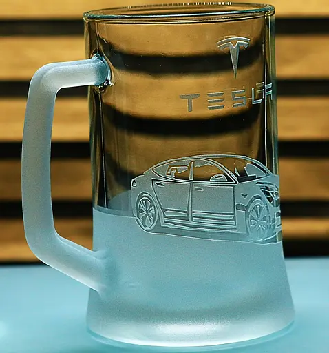 Пивний келих 660 мл з гравіюванням Тесла У Tesla  Y подарунок для автолюбителя кухоль для пива з логотипом - фото 2
