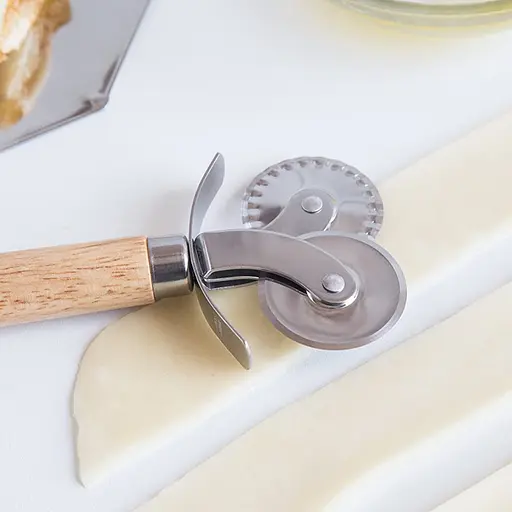 Колесо кулинарное нож для пиццы и теста двойной с деревянной ручкой, Kitchen Master 84236 - фото 2