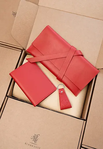 Набор кожаных аксессуаров для путешественника. - фото 1