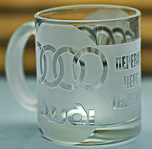 Скляна чашка Audi 320 мл з гравіюванням Подарунок автолюбителю кружка для чаю та кави з логотипом авто Ауді та  легендарний слоган - фото 3