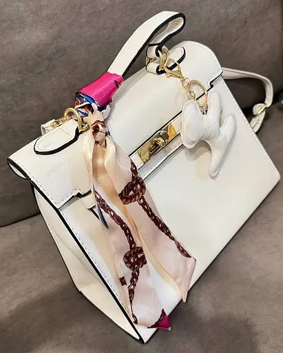 Сумочка з еко-шкіри через плече з кольоровим шарфом на ручці та брелоком (Білий) - фото 3