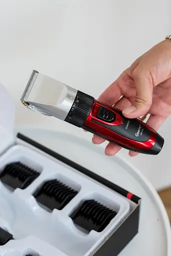 Машинка для стрижки волосся Geemy GM-550 з насадками - фото 2