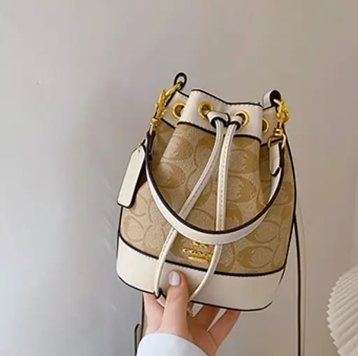 Жіноча сумка із фірмового полотна із підвіскою серце (Бежева) - фото 3