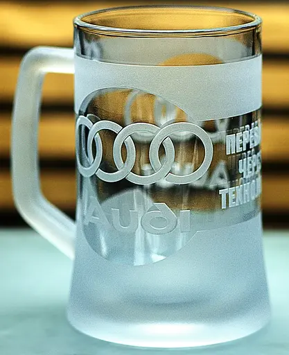 Пивний кухоль Audi 660 мл з гравіюванням Подарунок автолюбителю  Келих з логотипом авто Ауді та  легендарний слоган - фото 3