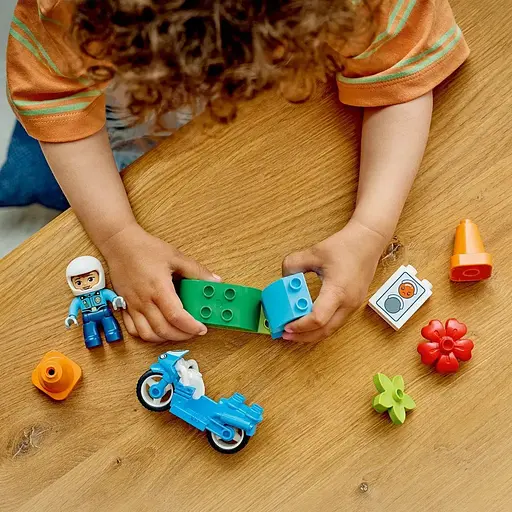 Конструктор LEGO DUPLO Town Синій поліцейський мотоцикл 11 деталей (10471) - фото 10