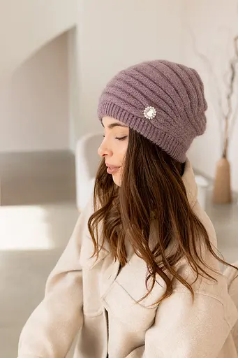 Женская зимняя шапка Валенсия из ангоры 80% с двойной вязкой с брошкой Пыльно Лиловый - фото 2