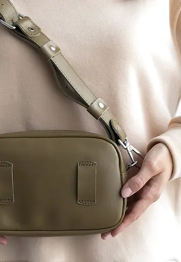 Женская кожаная сумка поясная/кроссбоди Holly оливковая - фото 7