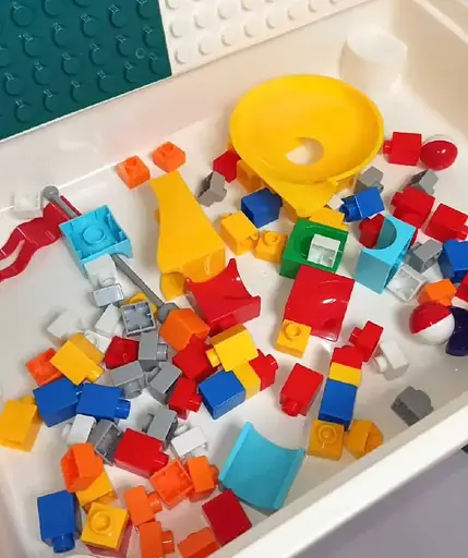 Детский игровой многофункциональный столик MHZ 6787-119 с конструктором и стульчиком, 2 корзины, 124 детали, белый с бирюзовым - фото 4