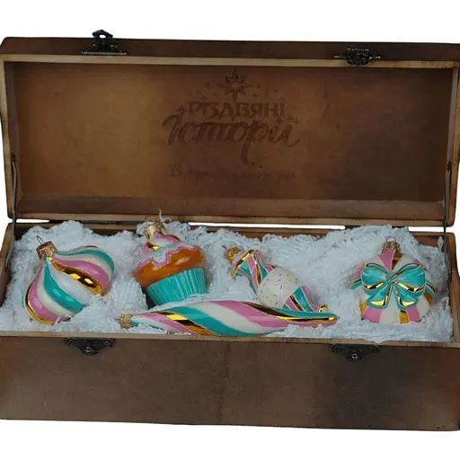 Набір ялинкових прикрас Різдвяні історії Зефірний в дерев'яній коробці скло (4820001179637)