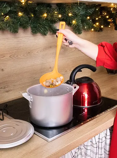 Шумівка кухарська пластикова перфорована з прорізами 34 см, Kitchen Master Помаранчевий 85685 - фото 4