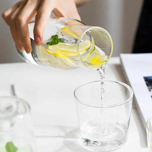 Hniuyun 4Pcs Прикроватный набор для хранения воды со стаканом, прозрачный стеклянный кувшин для воды для сока 550 мл, стеклянная бутылка - фото 3