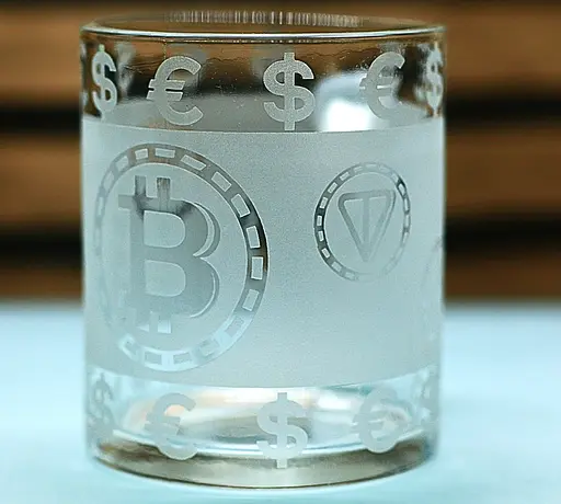 Скляна чашка 320 мл Криптовалюта з гравіюванням подарунок для трейдера інвестора  БІТКОІН ETH DOGE SOL BNB TON - фото 2