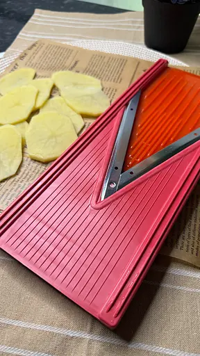 Ручний слайсер овочерізка з V-лезами з нержавіючої сталі для тонкої нарізки картоплі на чіпси, Kitchette Червоний 86964 - фото 3