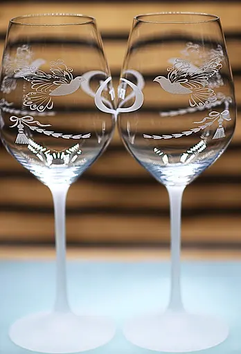Набір винних келихів 480 мл Ти і Я з голубами весільні фужери  подарунок для пари - фото 3