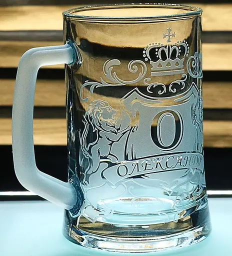 Іменний пивний келих 660 мл Олександр з гравіюванням  Кухоль з гербом короною  левами  Персоналізований подарунок - фото 2