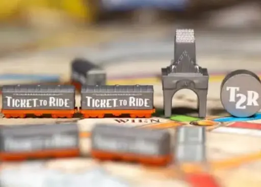 Аксесуар Days of Wonder Промонабір для гри Квиток на потяг 7 сірий Ticket to Ride 20th Anniversary Deluxe Train Set (DOWTTRTS7) - фото 2