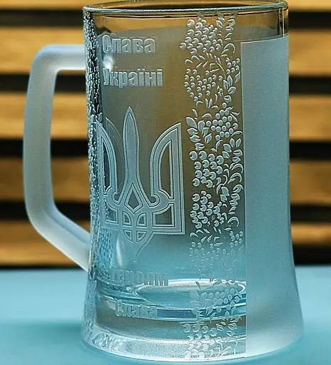 Пивний келих з ручкою 660 мл Слава Україні з гравіюванням  Кухоль з тризубом та калиною Патріотичний подарунок - фото 3