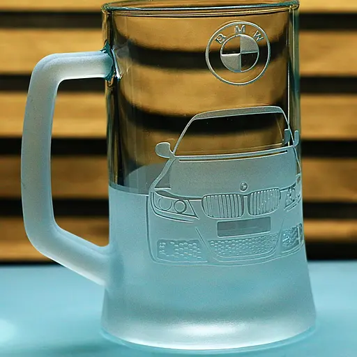Пивний келих 660 мл з гравіюванням БМВ BMW седан подарунок для автолюбителя  кухоль для пива з логотипом авто - фото 2