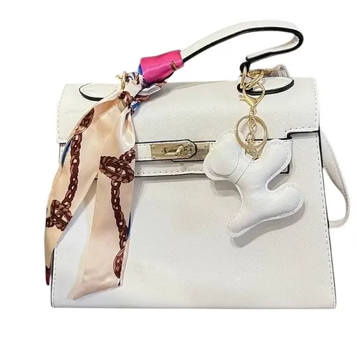 Сумочка з еко-шкіри через плече з кольоровим шарфом на ручці та брелоком (Білий)