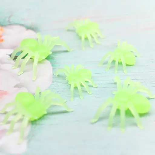 Набор светящихся в темноте пластиковых пауков Хэллоуин 50 шт, IDEA12-HOL20 - фото 3