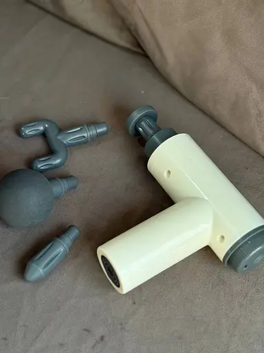 Перкусійний масажер YX-720S акумуляторний 1300 mAh Антицелюлітний вібромасажер для тіла 4 насадки Білий - фото 2