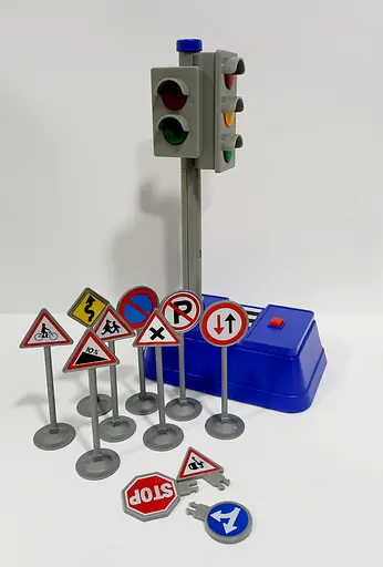 Набор игровой "Светофор и дорожные знаки" 666-03Q SHANTOU YISHENG (4812501175851) - фото 3
