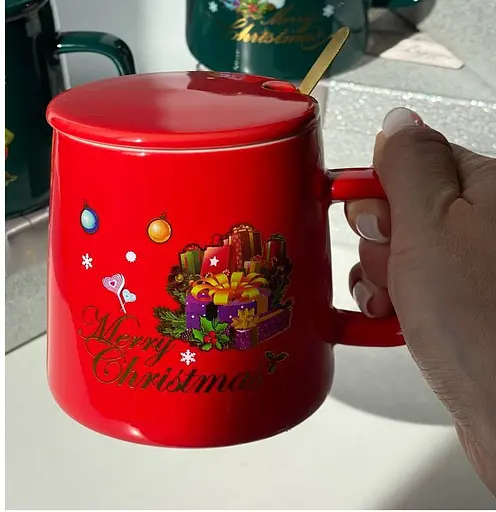 Кружка новогодняя Olens 8030-292-3 Рождественская с крышкой и ложкой керамическая 400 мл Красная - фото 3