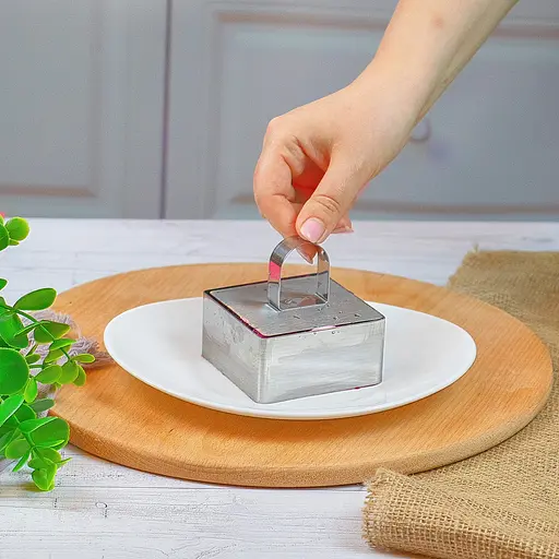 Квадратна форма з виштовхувачем для викладки/вирубки салатів та гарніру з нержавіючої сталі 8.3x8.3 см, Kitchen Master Металлик 85428 - фото 6