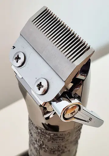 Професійний акумуляторний триммер Rozia HQ-2220 машинка для стрижки волосся з підставкою-зарядкою 8 Вт - фото 3