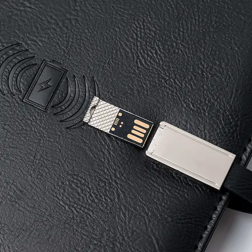 Шкіряний чорний бізнес щоденник-органайзер з бездротовою зарядкою з вбудованим Powerbank і флешкою з ручкою в коробці із якісного картону - фото 4