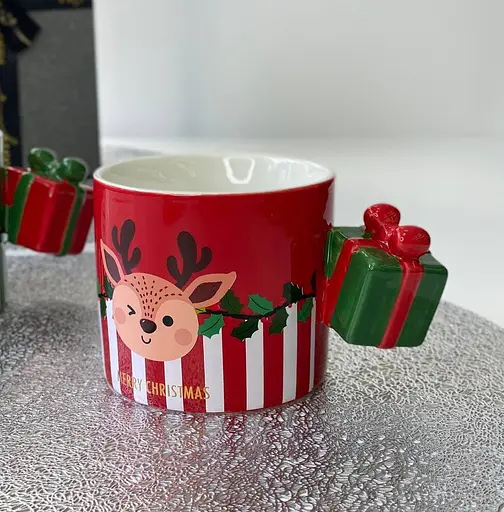 Чашка новогодняя Olens 8030-295 Новогодний сюрприз с декоративной рукояткой керамика 350 мл Красная - фото 3