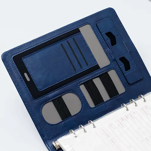 Шкіряний синій бізнес щоденник-органайзер з бездротовою зарядкою з вбудованим Powerbank і флешкою з ручкою в коробці із якісного картону - фото 5