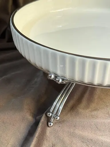 Керамическое блюдо 1574S с рельефом на серебристой подставке 28 см - фото 3