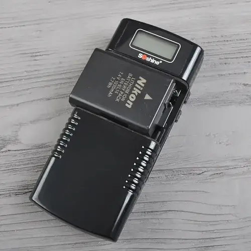 Универсальное зарядное устройство Soshine SC-M20 с LCD дисплеем (для фотоаппаратов, видеокамер) - фото 3