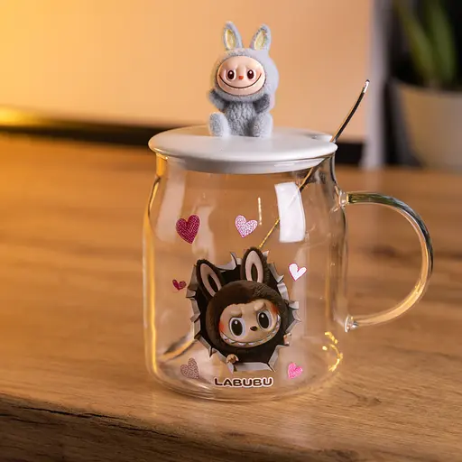 Чашка скляна Yiwu Labubu 600 мл з ложкою та порцеляновою кришкою сірий Yiwu FM-56A - фото 2