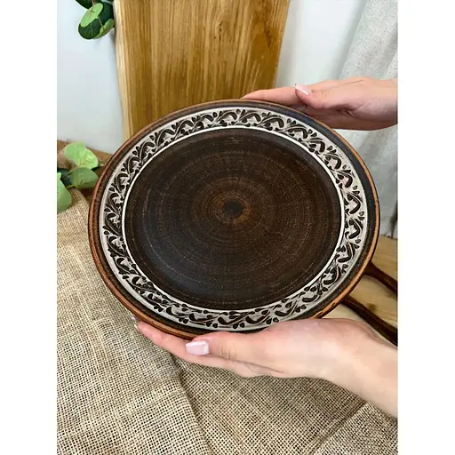 Тарілка 26 см керамічна (глиняна) різьблена Ангоб