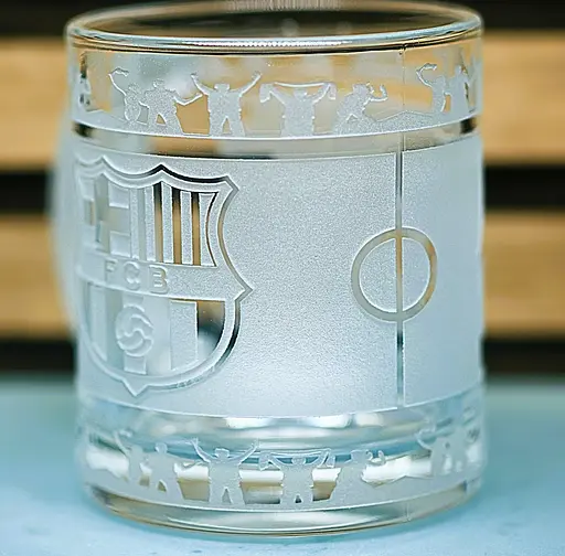 Подарункова скляна чашка для чаю та кави 320 мл з  гравіюванням лого футбольного клубаФК Барселона кругова - фото 3