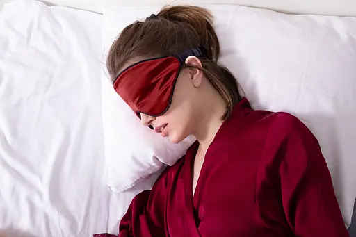 Маска для сна шелк «Чумацький Шлях» 3.1 с антискользящей резинкой в Подарочной упаковке Красная (1163-02) - фото 10