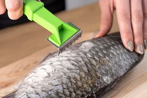 Рибочищення скребок для рибної луски з пластиковою ручкою 15.5 см, Kitchette Фіолетовий 87513 - фото 3