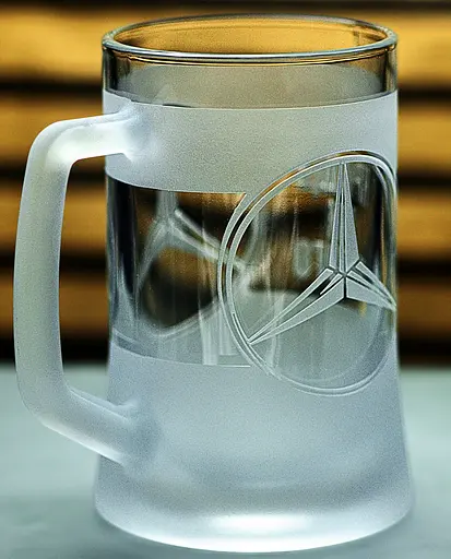 Пивний кухоль Mercedes-Benz 660 мл з гравіюванням Подарунок автолюбителю  Келих з логотипом авто Мерседес та легендарний слоган - фото 2