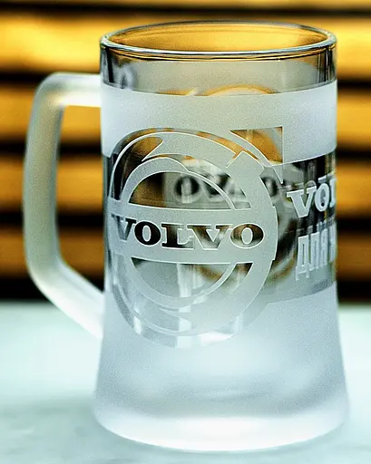 Пивний кухоль Volvo  660 мл з гравіюванням Подарунок автолюбителю  Келих з логотипом авто Вольво та легендарний слоган - фото 2