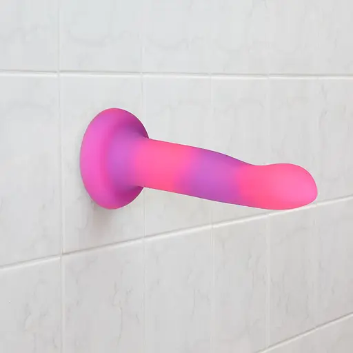 Фалоімітатор Addiction Rave 8″, що світиться в темряві, Glow in the Dark Dildo Pink Purple, 20,3 см - фото 6