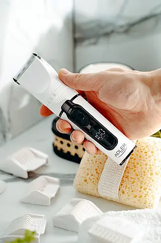 Аккумуляторная машинка для стрижки волос Adler AD 2839 с дисплеем IPX6 2000 мАч 6 насадок Turbo режим - фото 5