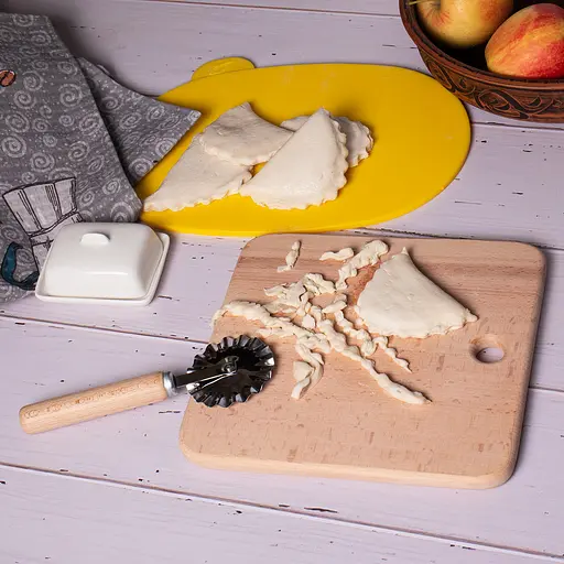 Ніж ролик фігурний зубчастий для тіста та вирізування чебуреків з дерев'яною ручкою Ø63х175 мм, Kitchette 85669 - фото 5