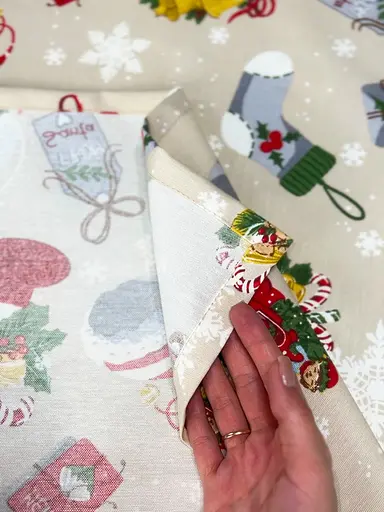 Водоотталкивающая Скатерть новогодняя с принтом Рождественский декор 220х140 см (+ 4 салфетки 30х40) Бежевый - фото 7