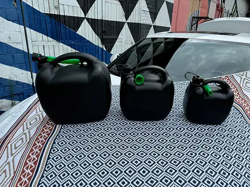 Канистра пластиковая Poputchik с лейкой черная 10 л.  - фото 3