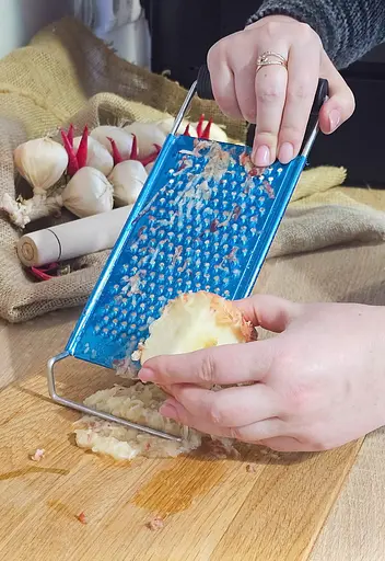 Терка плоска дрібна для овочів, коренеплодів (буряків, моркви) та фруктів з нержавіючої сталі 27.5 см, Kitchen Master Сірий 85872 - фото 7