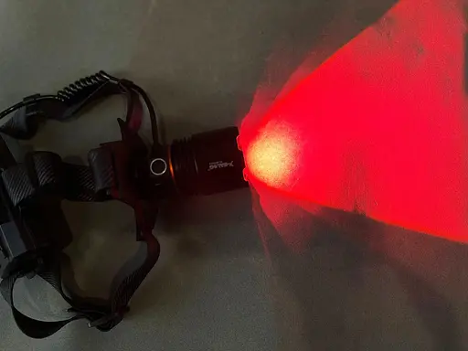 Мощный яркий аккумуляторный налобный фонарь на 3 аккумулятора на голову для рыбалки Powerbank X-Balog-8070 - фото 5