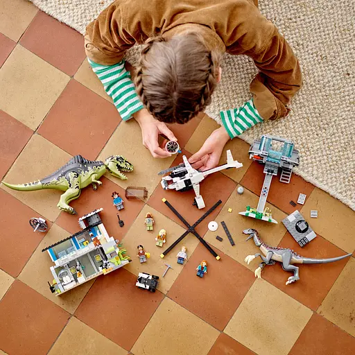Конструктор LEGO Jurassic World Напад гіганотозавра та теризинозавра 810 деталей (76949) - фото 4